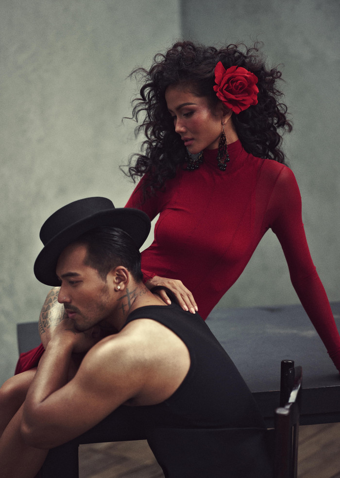 H'Hen Niê cùng 'bạn trai' viết nên những xúc cảm yêu đương qua lăng kính thời trang. 