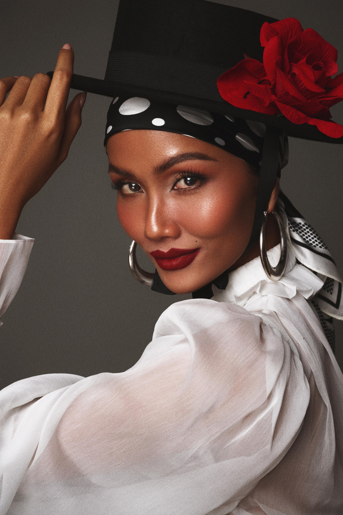 H'Hen Niê không chỉ dừng lại ở việc thực hiện các dự án nhân ái để truyền cảm hứng. Mà cô nàng còn muốn gửi đến những thông điệp ý nghĩa dành cho phái nữ thông qua những bộ ảnh thời trang được đầu tư chỉn chu, hoàn hảo. 