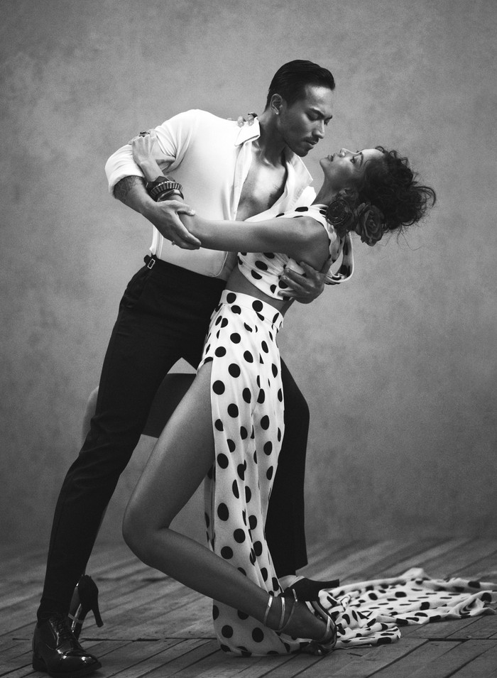 Không chỉ đơn thuần tạo dáng, Hoa hậu H'Hen Niê và bạn diễn còn thực hiện những động tác mang hơi hướng khiêu vũ nghệ thuật tạo nên một bức tranh toàn cảnh về một chuyện tình đẫm lệ. 