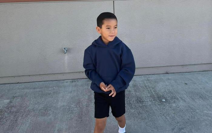 Lên đồ đi học, quý tử nhà Phạm Hương ra dáng tổng tài nhí Ảnh 2