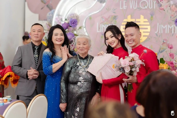 Cô dâu nhận 26 cuốn sổ đỏ từ mẹ và bà nội khiến dân tình choáng ngợp. Nguồn ảnh: Hayday Media