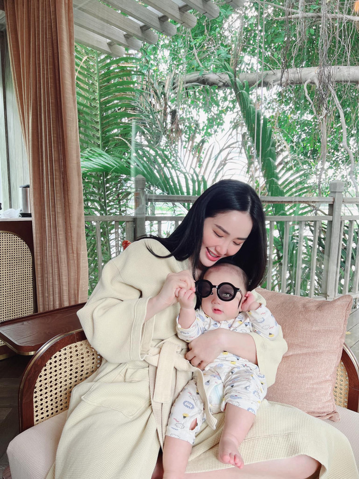 Vốn Bảo Thy là người kín tiếng về đời sống riêng tư, cô giữ quan điểm hạn chế khoe về chồng con lên mạng xã hội để cuộc sống của họ được thoải mái.