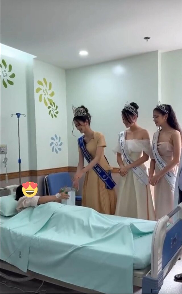 Hình ảnh được cho là top 3 Miss World Vietnam 2023 mặc váy sang chảnh, đeo sash và vương miện khi thăm bệnh nhân tại một bệnh viện khiến dư luận dấy lên làn sóng trái chiều