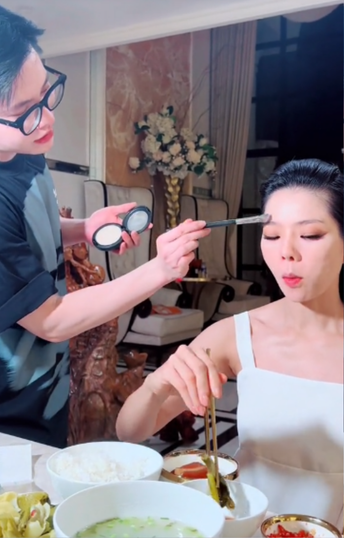 Khoe hậu trường vừa ăn cơm vừa make-up, Lệ Quyên khiến fan lo lắng Ảnh 1