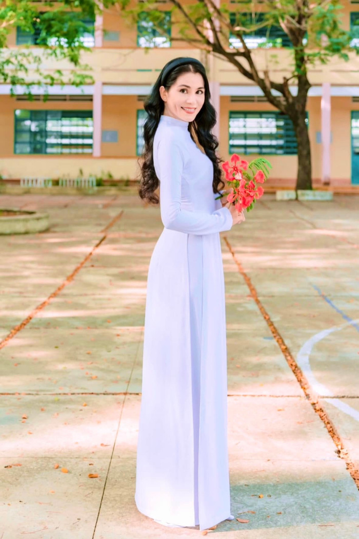 Bà xã Quyền Linh trẻ như gái đôi mươi trong trang phục áo dài nền nã Ảnh 2