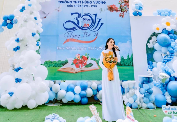  Bà xã Quyền Linh trẻ như gái đôi mươi trong trang phục áo dài nền nã Ảnh 3