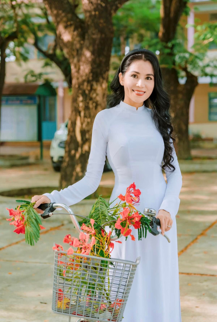 Bà xã Quyền Linh trẻ như gái đôi mươi trong trang phục áo dài nền nã Ảnh 1