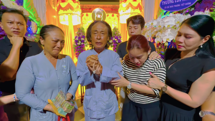 Gia đình nhạc sĩ Vũ Minh Hiếu bật khóc, gửi lời cảm ơn đến các nghệ sĩ và khán giả.