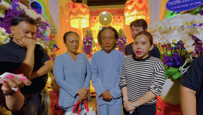 Nghệ sĩ Bình Tinh và các thành viên của đoàn cải lương tuồng cổ Huỳnh Long đứng ra tổ chức tang lễ cho Vũ Minh Hiếu tại TP HCM.