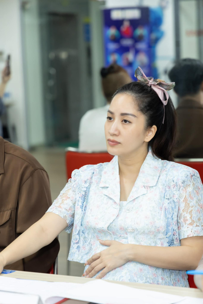  'Cháy túi' ở trời Tây, Phan Hiển vẫn không quên làm một việc cho Khánh Thi Ảnh 2
