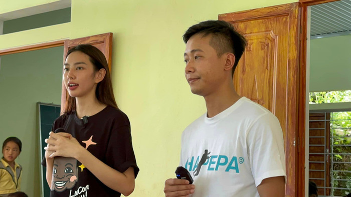  Thùy Tiên - Quang Linh có chuyến từ thiện ý nghĩa, ghi điểm bởi hình ảnh giản dị Ảnh 3
