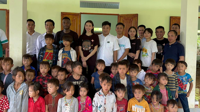  Thùy Tiên - Quang Linh có chuyến từ thiện ý nghĩa, ghi điểm bởi hình ảnh giản dị Ảnh 1