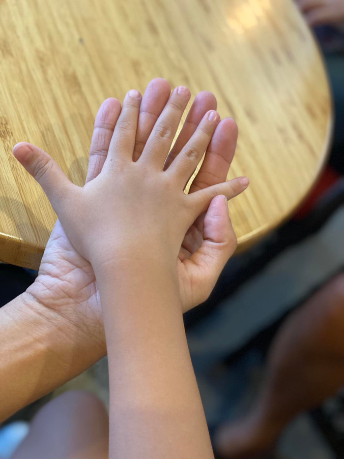 Nhìn khoảnh khắc con gái cố diễn viên Mai Phương đoàn tụ bên bố khiến khán giả rưng rưng.