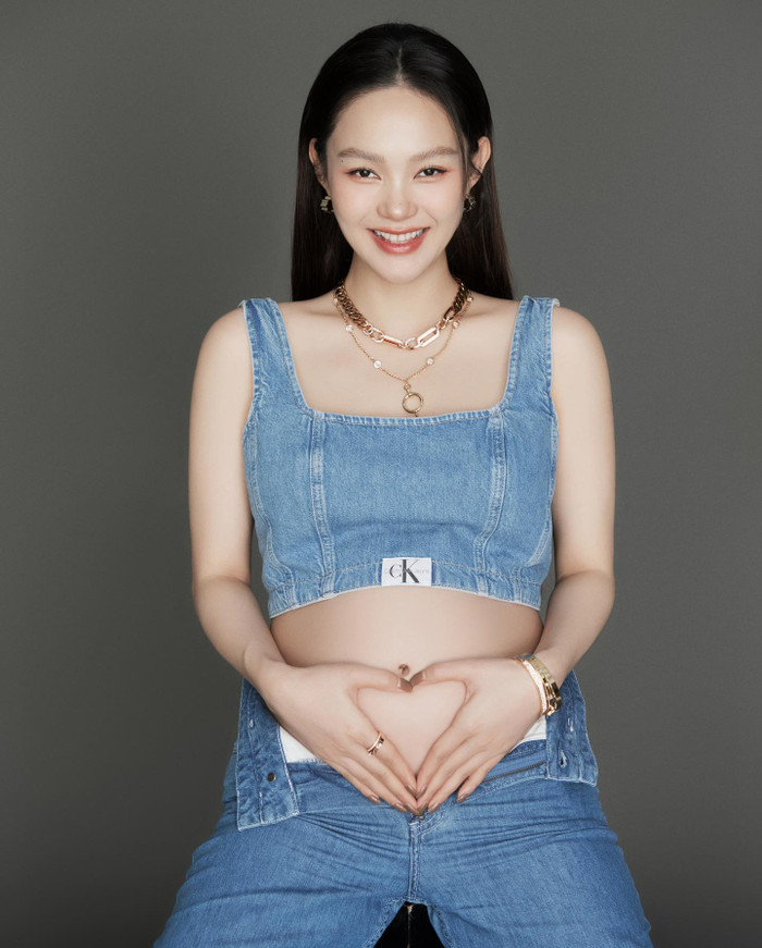 Dù bụng bầu đã to vượt mặt thế nhưng nữ ca sĩ vẫn giữ được vóc dáng thon gọn. 