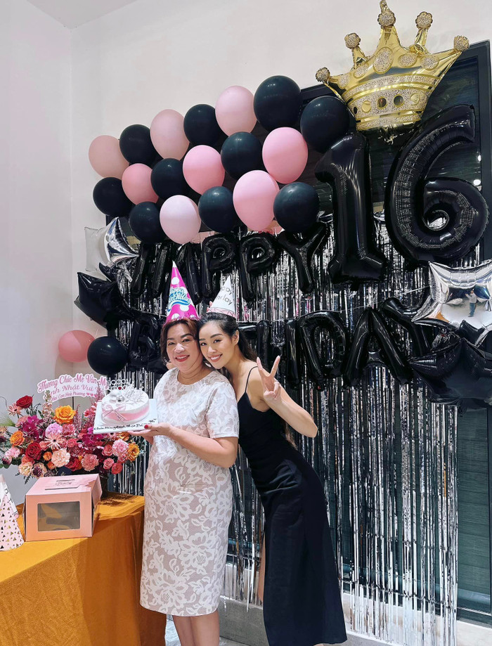 Khánh Vân diện váy hai dây, vui vẻ tạo dáng cùng mẹ trong tiệc sinh nhật