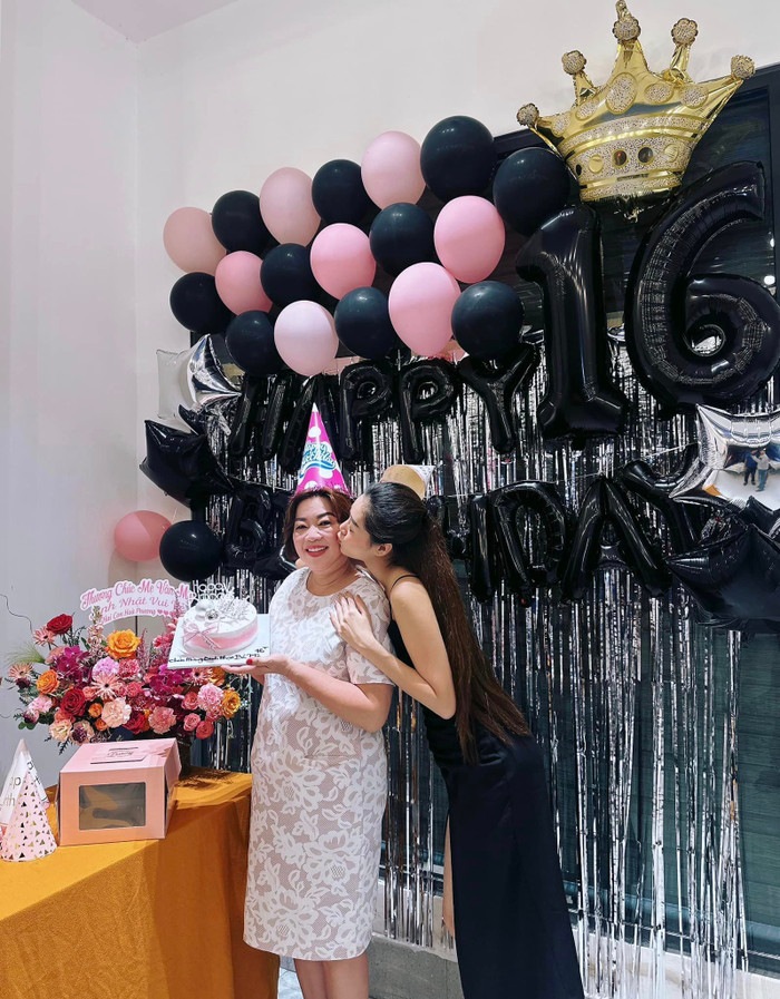 Mẹ Khánh Vân không giấu khỏi sự hạnh phúc, vui vẻ trong ngày sinh nhật