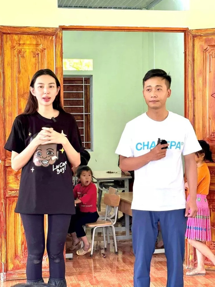 Thùy Tiên kết hợp với ekip của Quang Linh Vlog làm từ thiện 