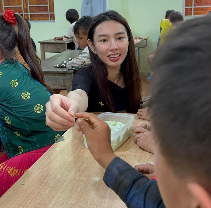 Thuỳ Tiên giản dị đi làm từ thiện.