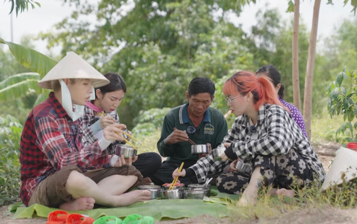 Chú Phụng chia sẻ nghề nông dù nhỏ bé, cực khổ nhưng đây là một nghề có nhiều đóng góp cho xã hội.