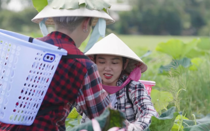 Ngay từ những bước đầu tiên, họ gặp khó khăn với việc đi lại giữa hồ sen đầy bùn và nước.