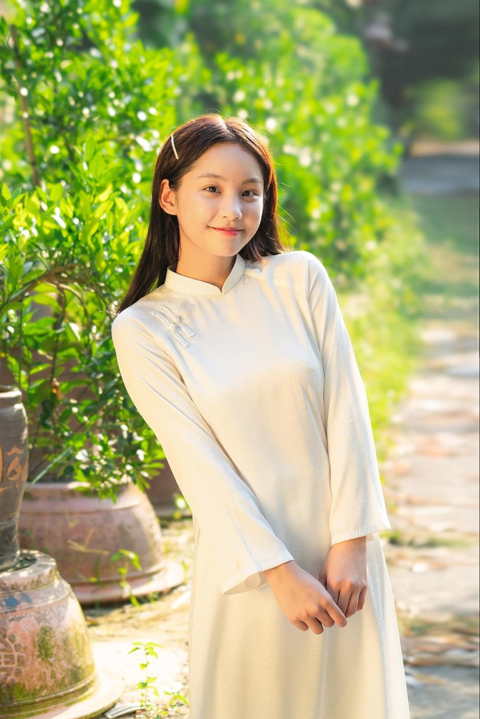 Thu Hà Ceri sinh năm 2002,  là người dân tộc Tày, quê Lạng Sơn. Từ khi còn ngồi trên ghế nhà trường, cô đã nổi tiếng vì có gương mặt đẹp trong trẻo, nụ cười ngọt ngào cực kỳ dễ mến. 