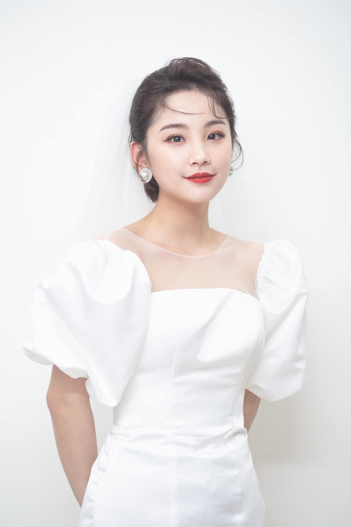 Trước đó, Thu Hà Ceri từng chia sẻ, gia đình không ủng hộ việc cô theo đuổi con đường này vì cho rằng tương lai khá bấp bênh. Do đó, Thu Hà Ceri đã quyết định đi học diễn xuất, bởi theo cô nàng, làm diễn viên sẽ có tương lai hơn và nếu muốn làm mẫu ảnh cũng không bị ảnh hưởng gì. 