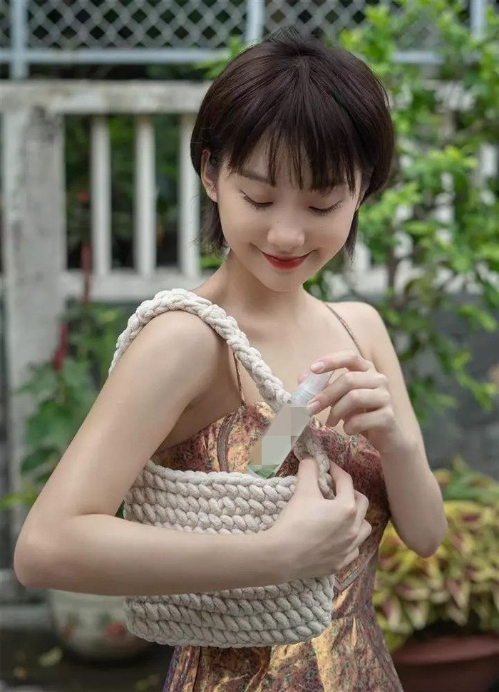 'Trước đó, tôi từng bị bố của một người bạn quấy rối tình dục vào khoảng năm lớp 6. Khi sự việc xảy ra, tôi cũng đã cầu cứu người thân nhưng không nhận lại được sự cảm thông.Tôi không dám chia sẻ khi bị bố của người bạn đó tiếp tục có những quấy rối trong những năm học tiếp theo...', Thu Hà chia sẻ trong chương trình.