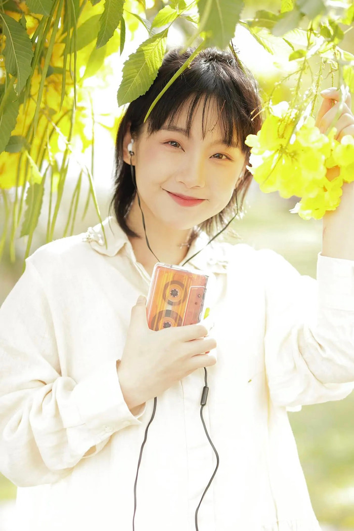 Hiện tại, trên tang cá nhân của Thu Hà Cericó hơn 71.000 người theo dõi. Người đẹp thể hiện phong cách ăn mặc đa dạng và tạo dấu ấn với mái tóc ngắn cá tính. 