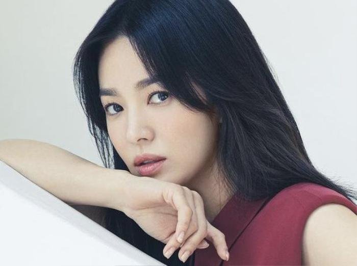 Song Hye Kyo công khai ôm ấp trai lạ, nửa kia cũng chẳng kém cạnh Song Joong Ki Ảnh 1