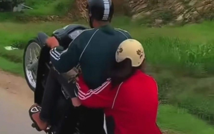 Thiếu niên bốc đầu xe máy để ra oai với bạn gái và cái kết Ảnh 2