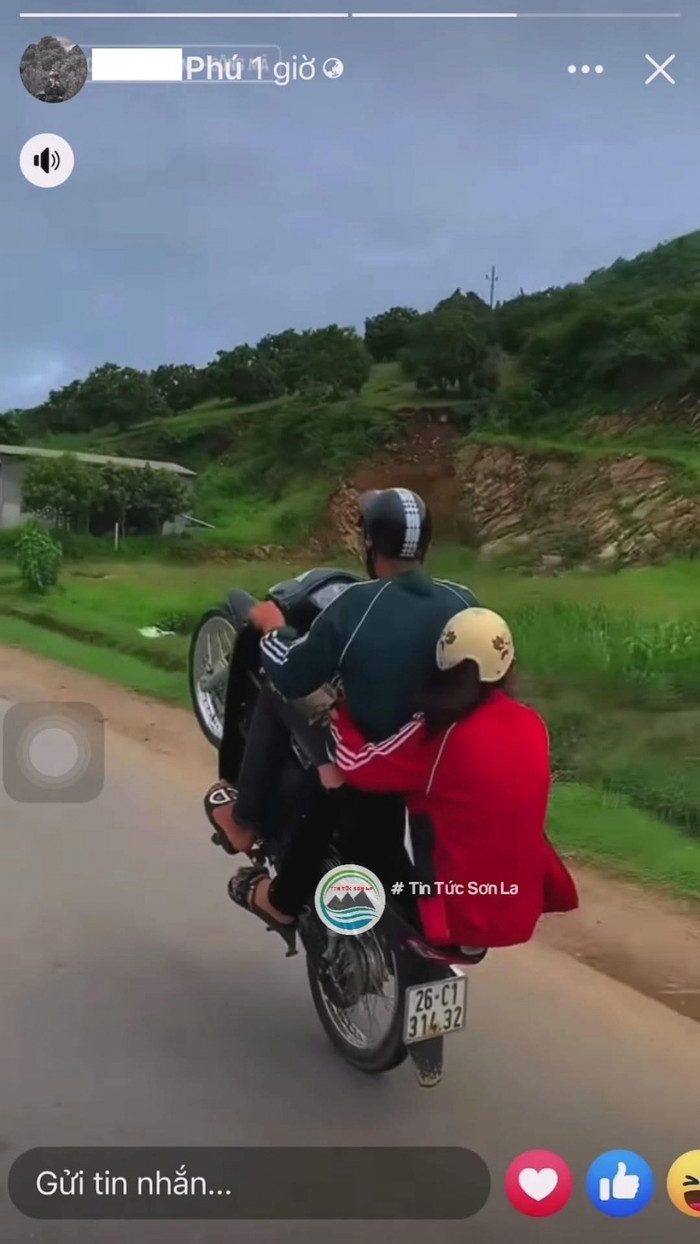 K. bốc đầu xe máy để ra oai với bạn gái. Ảnh: Tin tức Sơn La