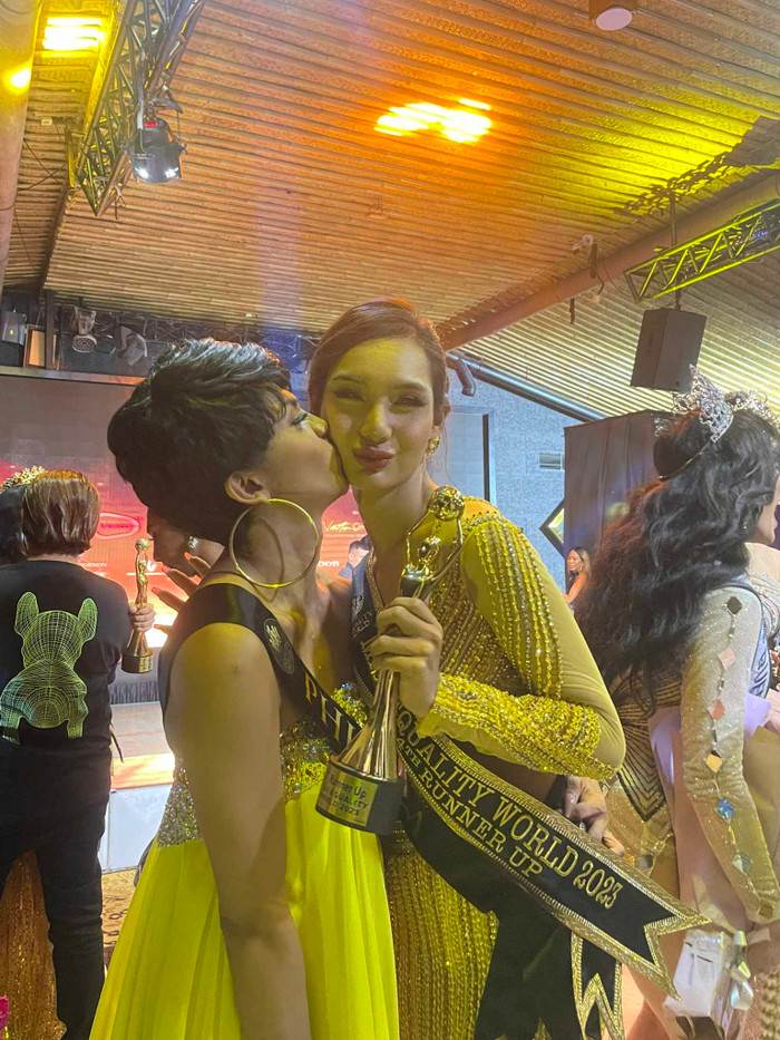 Đại diện Việt Nam chụp ảnh cùng người đẹp Philippines – Anne Patricia Lorenzo. 