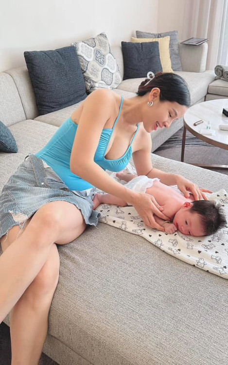 Phương Trinh Jolie xuất hiện với thần thái tươi tắn, rạng rỡ khi chăm sóc quý tử Tyga. 