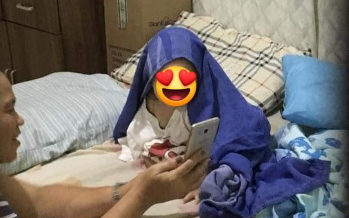 Hé cửa phòng nhìn người giúp việc trông con, người phụ nữ xúc động bởi cảnh này Ảnh 2