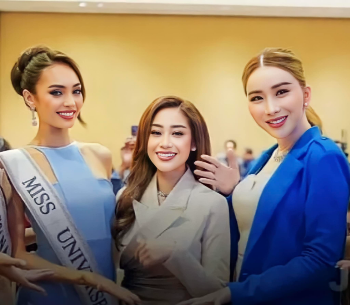Hoa hậu Hoàn vũ 2022 (trái) cùng chủ Miss Universe - bà Anne Jakrajutatip (phải) từng chụp ảnh cùng giám đốc quốc gia Miss Universe Indonesia - Poppy Capella.  