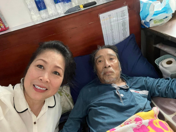 NSND Hồng Vân chia sẻ khoảnh khắc thăm đạo diễn Thế Ngữ.