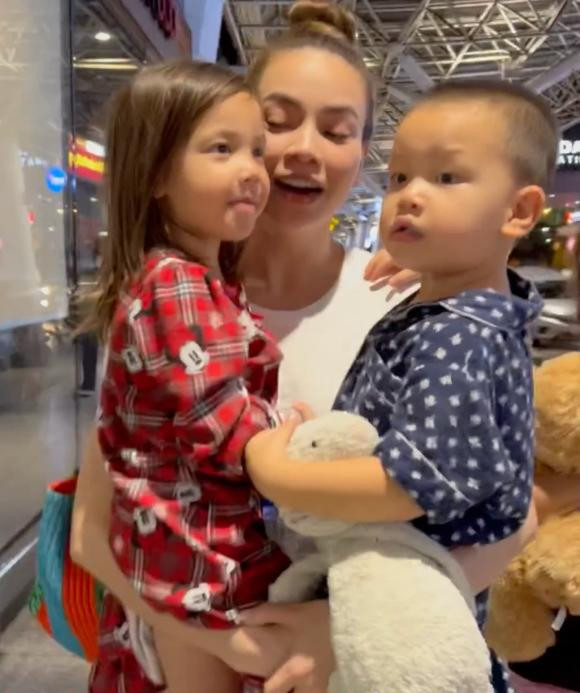 Cả hai được Hồ Ngọc Hà bế trên tay, liên tục hỏi han sau khi gặp mẹ. (Ảnh chụp màn hình)