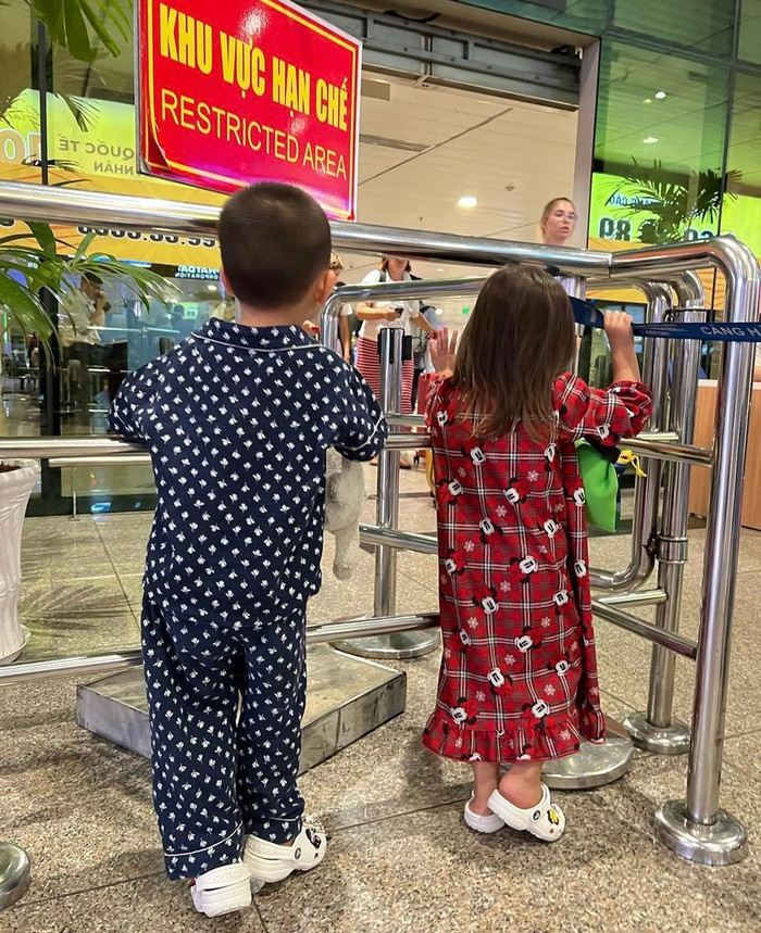 Cặp song sinh Leon - Lisa ra tận sân bay đón Hồ Ngọc Hà. (Ảnh: FBNV)