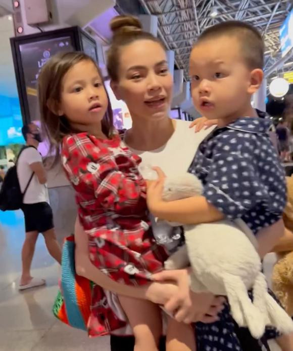 Leon - Lisa diện trang phục thoải mái nhưng không kém phần đáng yêu. (Ảnh chụp màn hình)