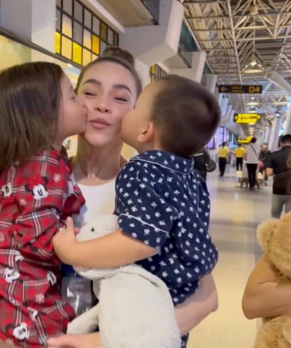 Leon - Lisa còn trao mẹ nụ hôn thắm thiết. (Ảnh chụp màn hình)