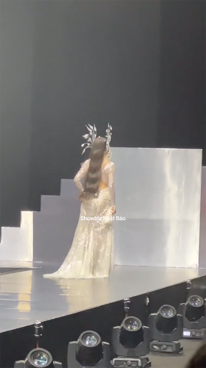 Siêu mẫu Anh Thư gặp sự cố trên sân khấu, phản ứng sau đó khiến netizen bất ngờ Ảnh 1