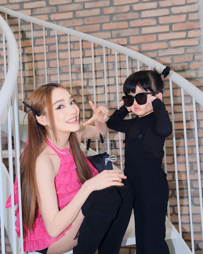 Sau một thời gian ra sức che giấu con gái đầu lòng, hiện tại Trường Giang và Nhã Phương đã cởi mở hơn trong việc khoe những tấm hình đời thường của ái nữ