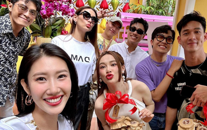 Nhã Phương cười tươi rói bên hội 'chị em bạn dì', nhan sắc cuối thai kỳ gây chú ý Ảnh 2