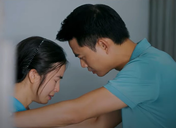 Dàn diễn viên Làng Trong Phố nỗ lực mang tới cảnh phim chân thực.