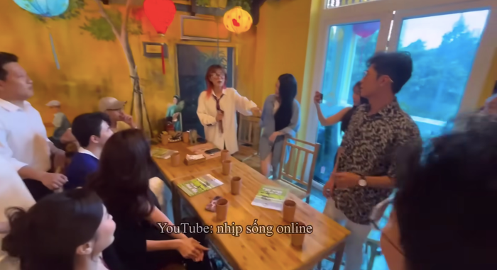 MisThy trò chuyện với Gin Tuấn Kiệt về chuyện lễ cưới với Puka. (Ảnh chụp màn hình: YouTube Nhịp sống online).