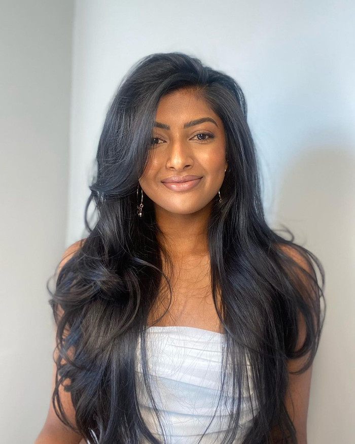 Ở đời thường, người đẹp Nam Phi ghi điểm với thần thái rạng rỡ, ngọt ngào.