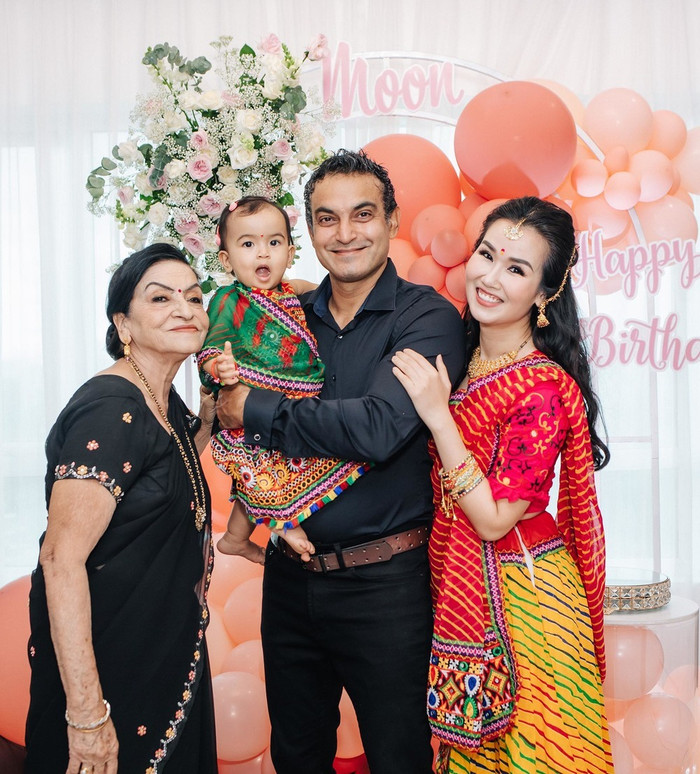 Cô bé thông minh, hoạt bát không hề kém cạnh bạn cùng trang lứa.