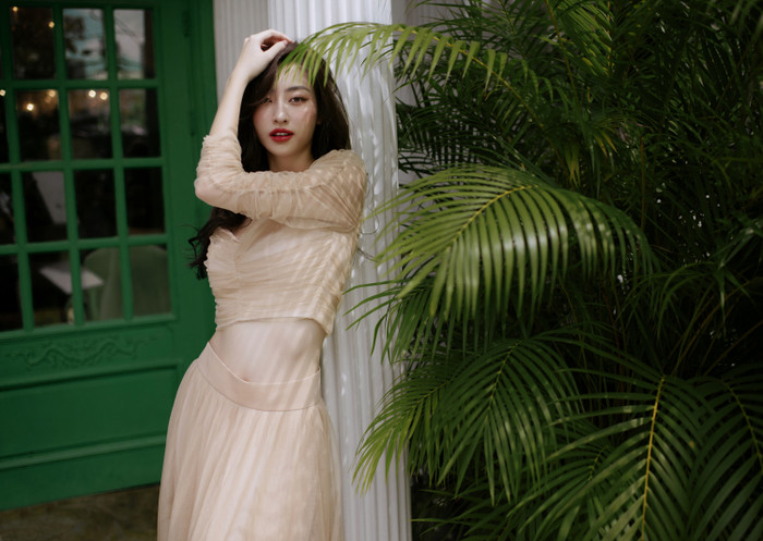 Có thể mượn 4 từ mà Hoa hậu Thuỳ Tiên từng chia sẻ về Lương Thuỳ Linh là “sang từ cốt cách” cho bộ hình lần này. 