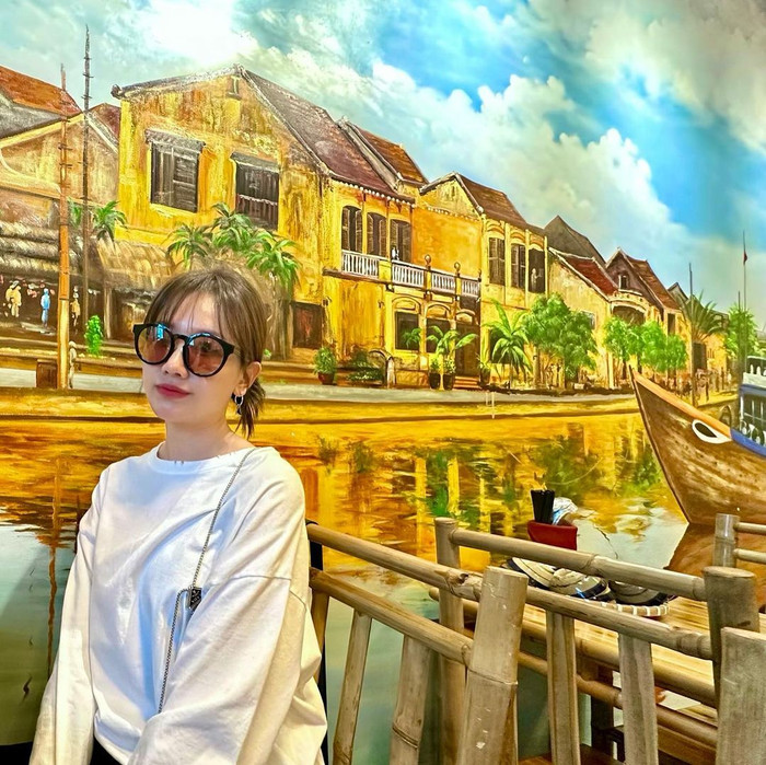 Nhan sắc xinh đẹp, rạng rỡ của bà xã Trấn Thành khi check-in tại quán của Trường Giang.