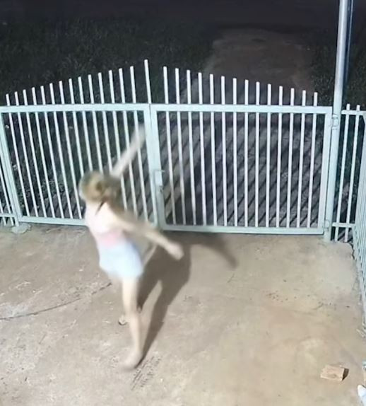 Khóa cửa cổng xong, người vợ quyết định quăng luôn chìa khóa ra ngoài không trung. Ảnh cắt từ clip